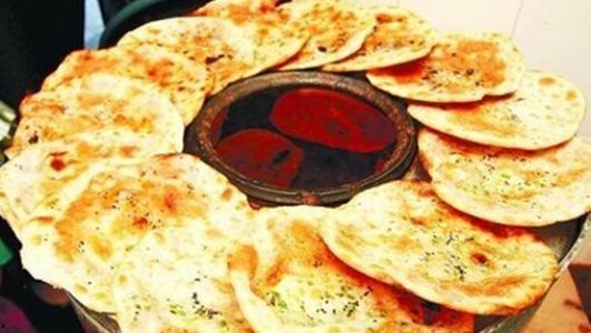 烧饼沉浸式吃瓜,一场味蕾与视觉的双重盛宴