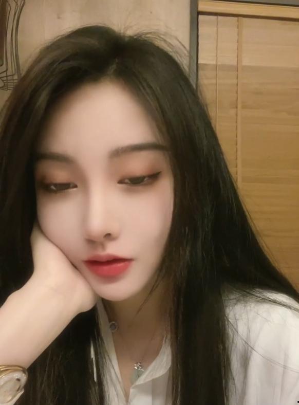 直播网红翻车浴袍男主,浴袍男主意外走红，网友热议