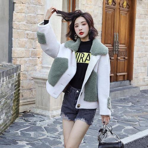 网红同款羊羔毛外套,温暖时尚两不误